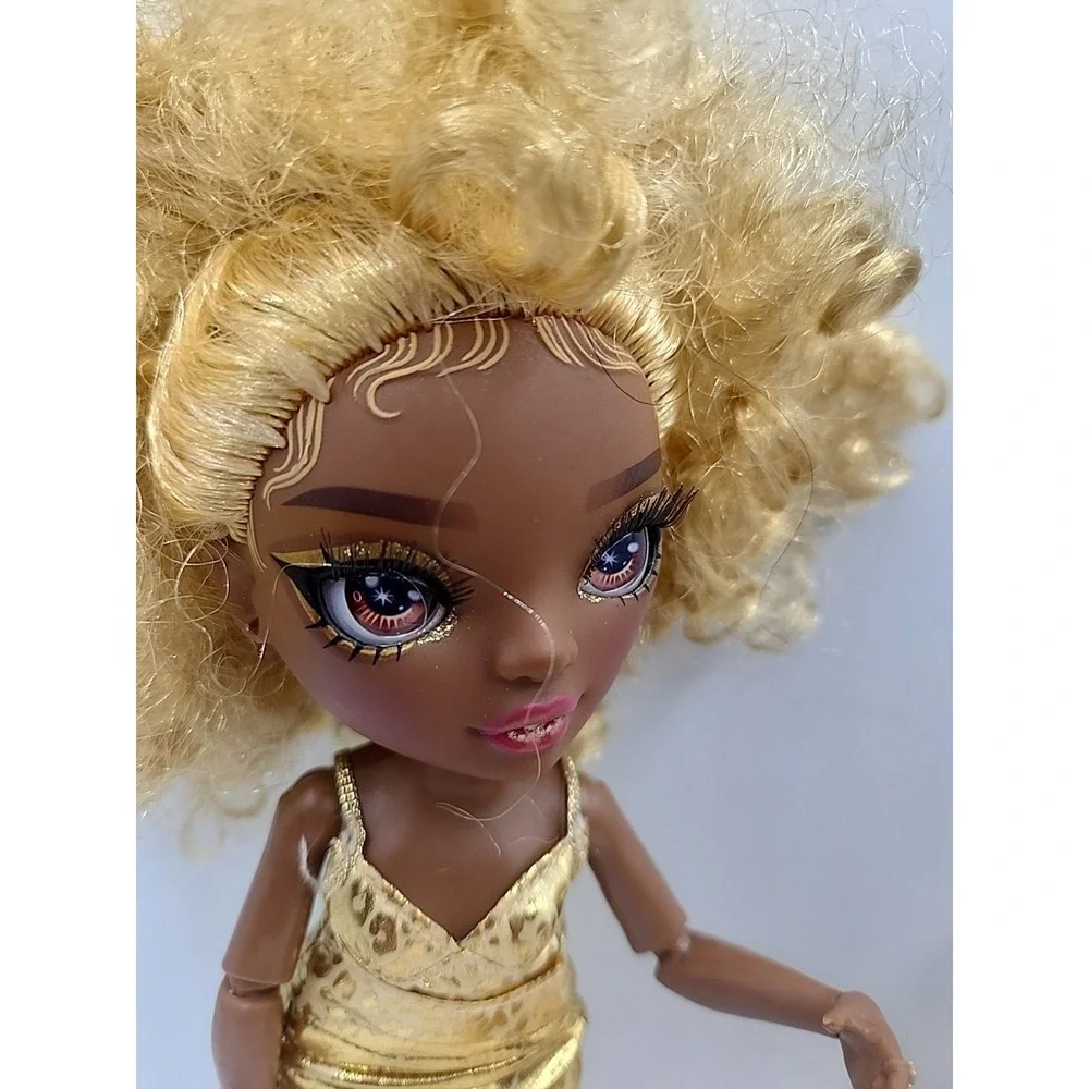 Rainbow High Meline Luxe Doll Rainbow Vision Gold Dress & Vanity Trunk Set
